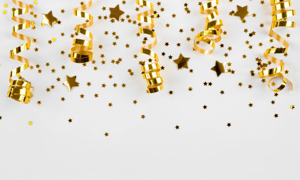 金色的星星、五彩纸屑和卷曲的丝带孤立在白色的背景上素材图片