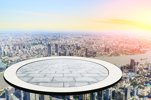 悬挂在陆家嘴金融区上空的圆形平台位于上海图片下载