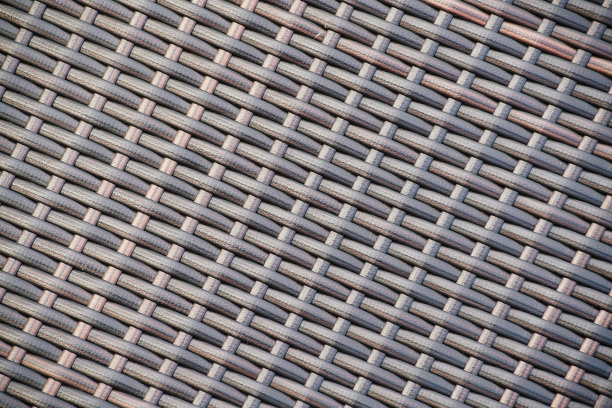 一张藤条长凳的近照图片下载