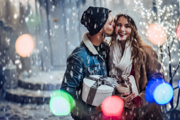 年轻浪漫的夫妇在冬天的户外玩耍图片下载