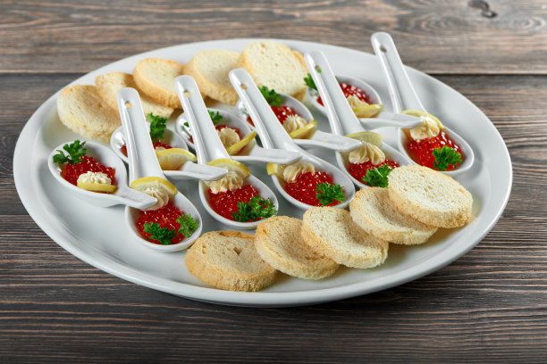 木桌上放着美味的食物图片下载