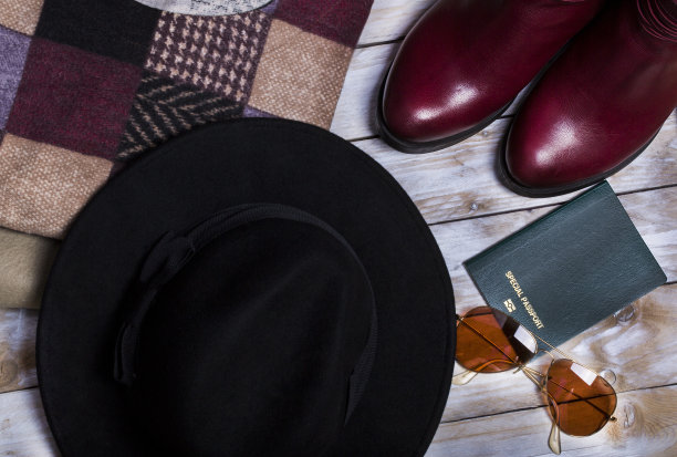 木制背景的女式皮靴和护照图片下载