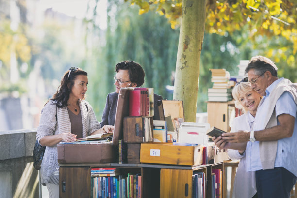 跳蚤市场上的一群人图片下载