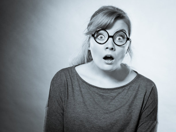 惊讶震惊的女孩张大了嘴。图片下载