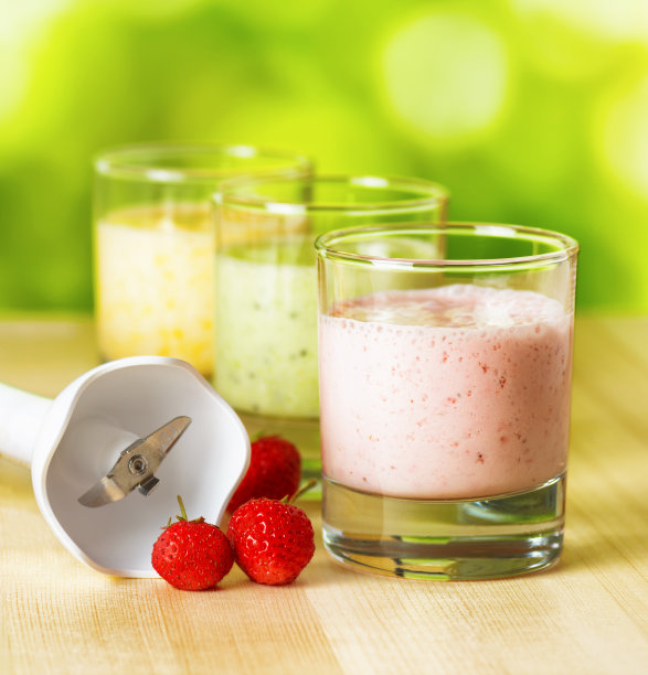 水果冰沙放在木桌上，自然的背景图片下载