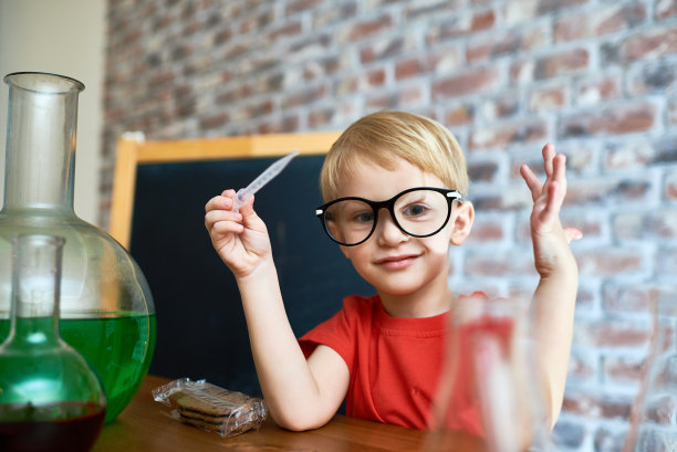 快乐的年轻科学家，在化学上有了重大发现图片下载