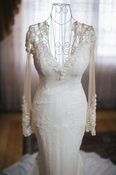 婚纱挂在金属人体模型上图片下载