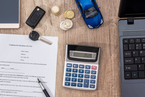 笔记本电脑，文件汽车购买，美元，计算器，钢笔和玩具汽车图片下载