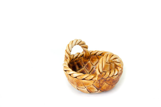 近棕色陶瓷篮子孤立在白色背景。图片下载