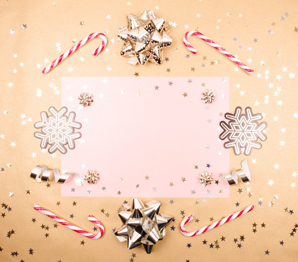 圣诞节和新年用雪在蓝色背景的圣诞装饰。图片下载