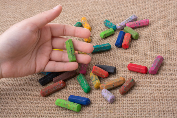 用彩色蜡笔和一个青少年的手图片下载