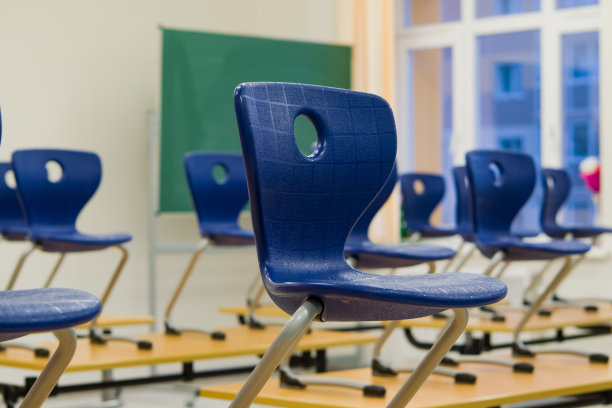 学校办公室里桌子上的蓝色椅子，图片下载