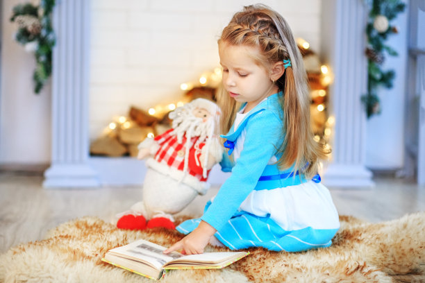 有玩具的孩子。新年，圣诞，假期，假期，冬天，童年。图片下载