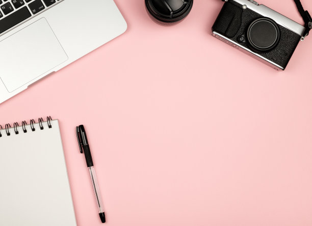 高角度的办公室彩色办公桌与复印空间。桌子与笔记本电脑和用品。前视图。平的。自由职业者或学生办公桌图片下载