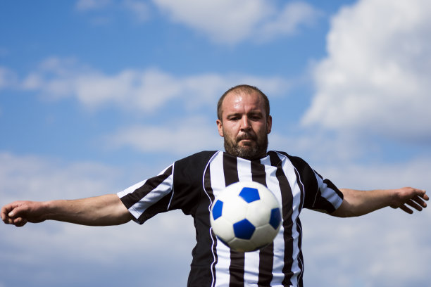 踢足球的球员图片下载