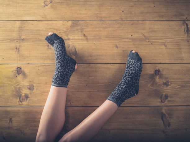 在女人穿旧袜子的视图图片下载