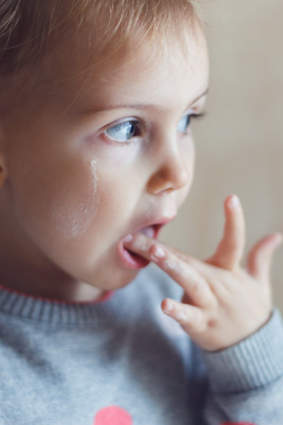 一个被面粉弄脏了脸的小女孩的肖像。图片下载