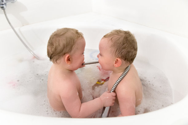 浴缸里的同卵双胞胎图片下载