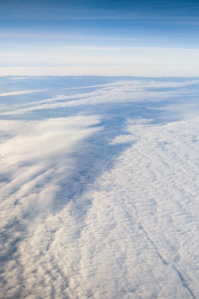 云层之上，飞机上的照片。图片下载