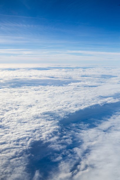 云层之上，飞机上的照片。图片下载