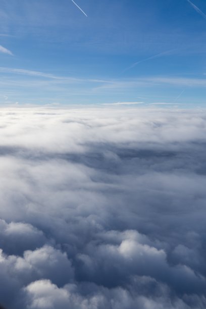 云层之上，飞机上的照片。图片下载
