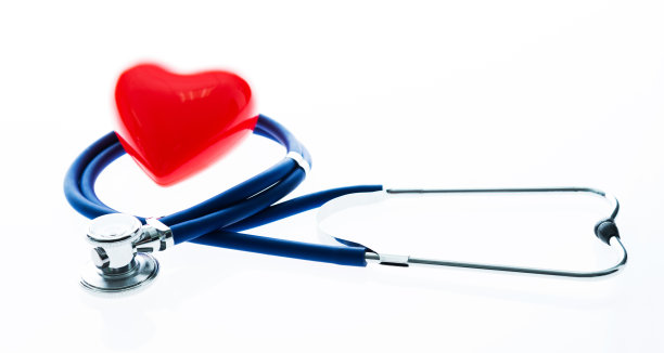 白色背景上有心脏的听诊器素材图片
