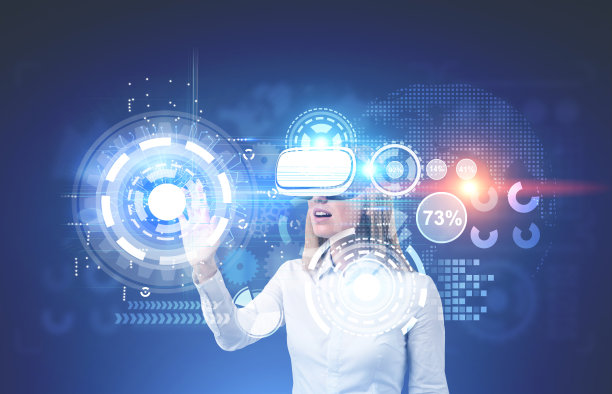 戴着VR眼镜、HUD和图表的女人图片下载