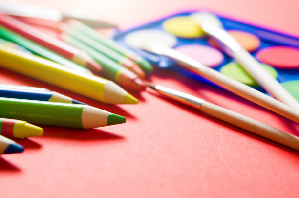 带着文具和学习用品回到学校的概念图片下载