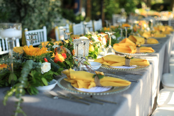 豪华婚宴上的餐桌布置图片下载