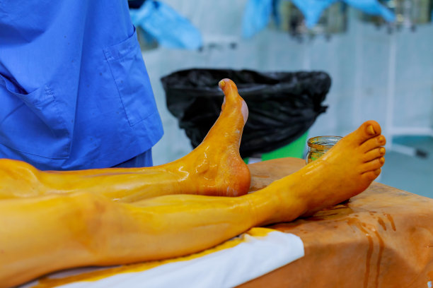 护士和医生在手术室为病人准备好皮肤上的消毒剂素材图片