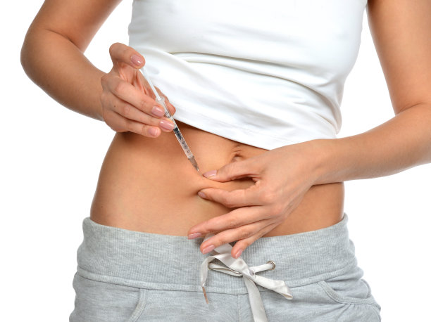 妇女用医用胰岛素注射器注射进腹部图片下载