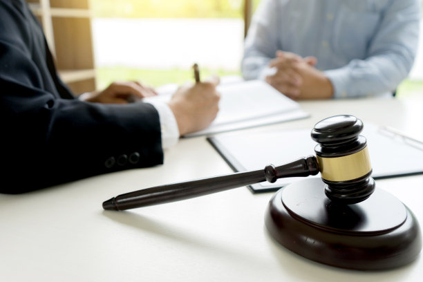 与司法律师原告或被告会面的法官 gavel素材图片