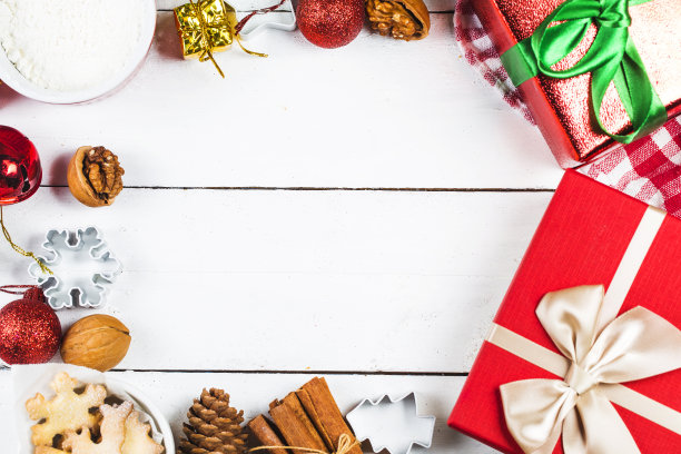 圣诞饼干背景。姜面团姜饼，圣诞树，饼干面包素材图片