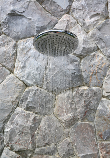 靠近头部淋浴，同时使用自来水。图片下载