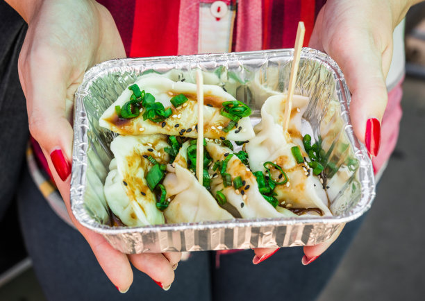 鱼饺，中国和日本的主食，在街头小吃市场素材图片