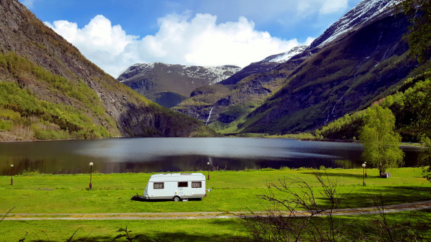 挪威峡湾的大篷车图片下载