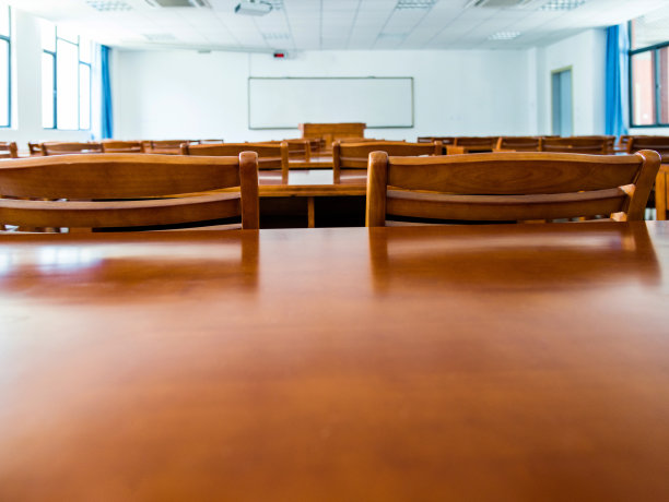 教室里有木制的桌椅素材图片