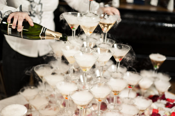 桌子上有很多杯子，里面有酒，也没有酒图片下载