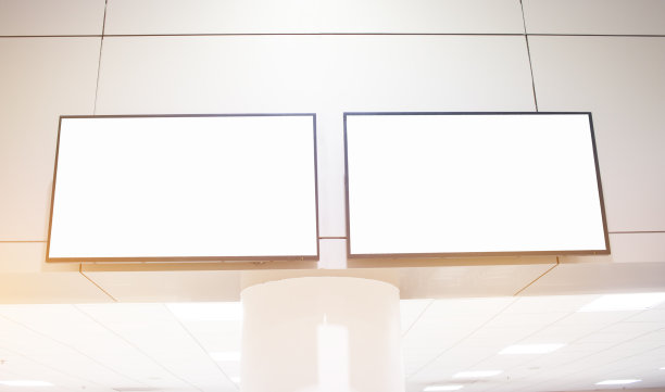 候机楼机场空白广告牌广告板，模拟成白色，插入客户文字。空间短信您的产品或促销。图片下载