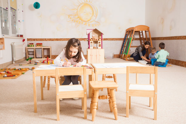 幼儿园绘画课图片下载