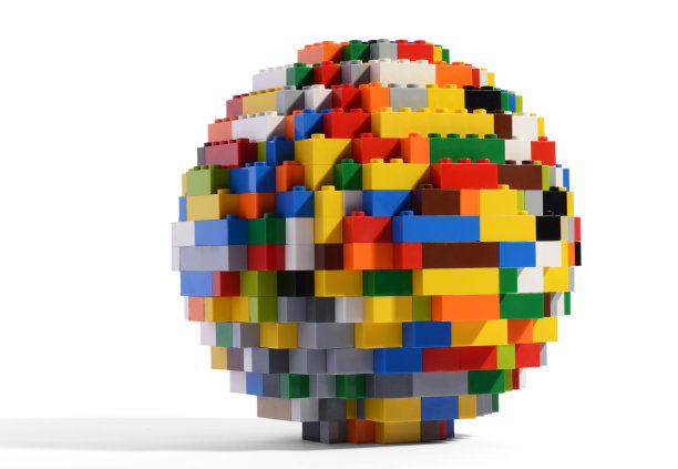 一个由玩具砖制成的彩色球体的特写图片下载