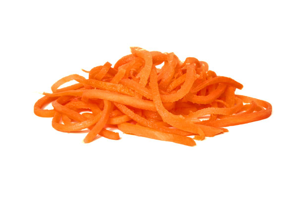 白色背景上的一堆磨碎的胡萝卜。隔离。食品的背景。图片下载