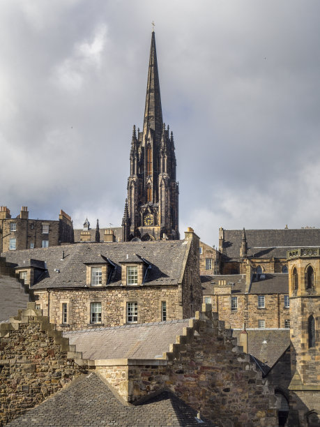 爱丁堡市中心带有教堂尖顶的圣吉尔斯大教堂。这张图片有GPS标记图片下载