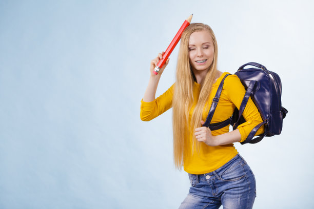 去上学的年轻女子图片下载