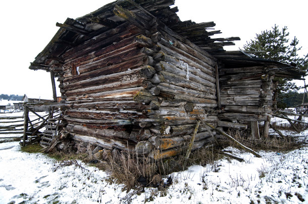 下雪天山上的木屋景色图片下载