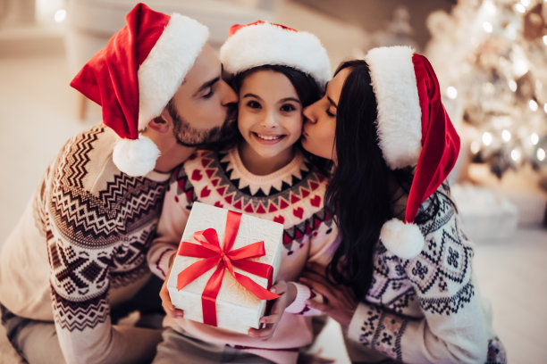 幸福家庭在美丽的圣诞树旁素材图片