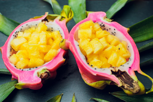 孤立在黑色背景的菠萝叶龙图片下载