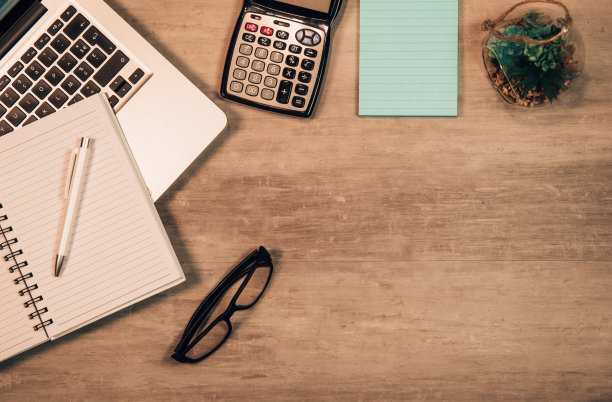 木制办公桌，桌上有笔记本电脑和其他用品图片下载