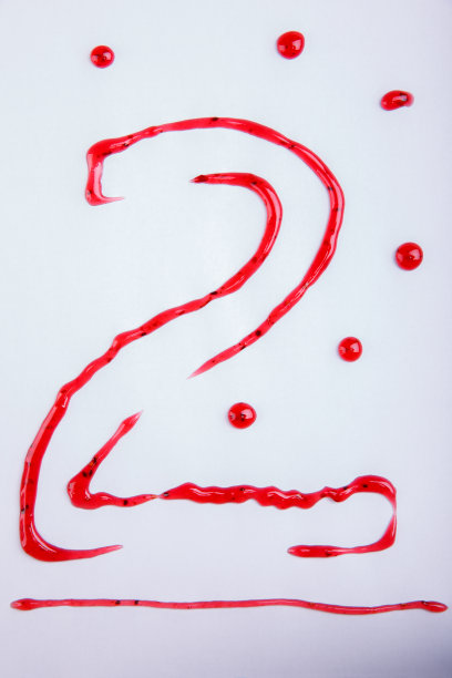 2号是用覆盆子果酱画的，孤立在白色的背景上图片下载