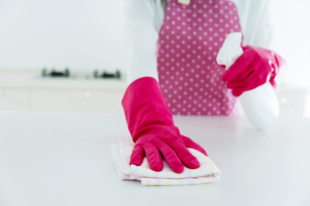 打扫厨房柜台的女人素材图片